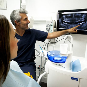 Empleado mostrando una radiografía dental