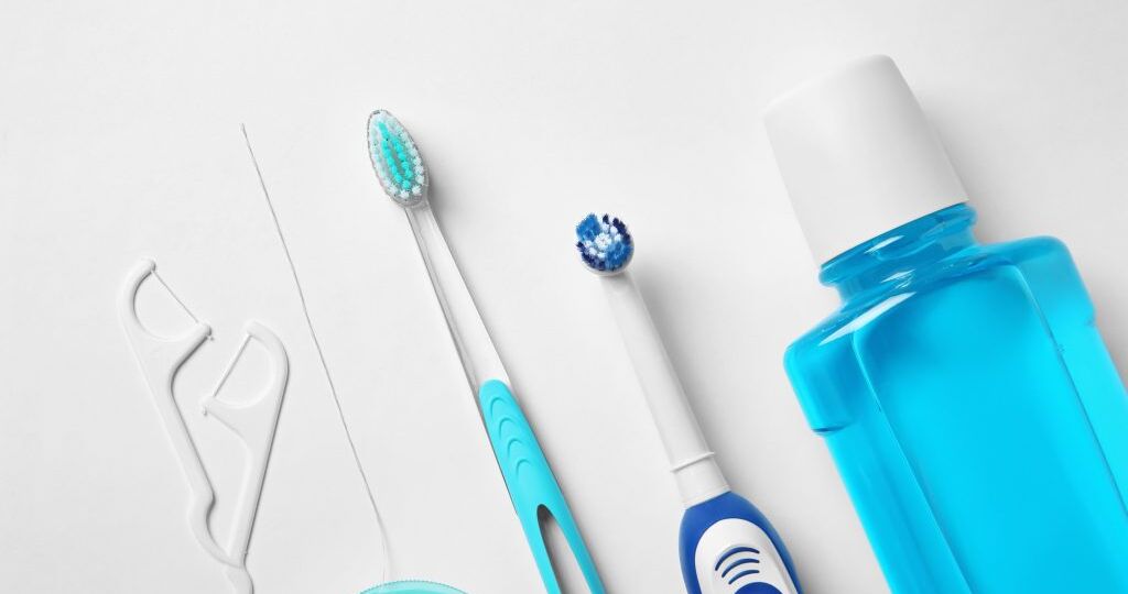 Conjunto de elementos para la limpieza dental.