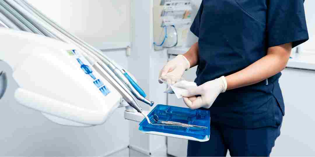 carillas-dentales-san-vicente-del-raspeig Dentista en Consuelo Flores sujetando las herramientas de trabajo