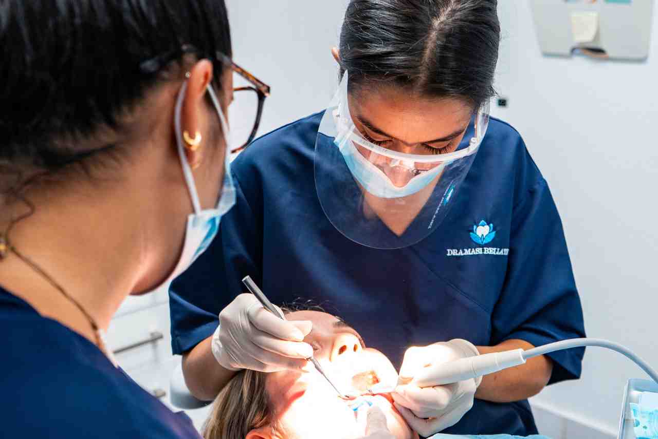 carillas-san-vicente-del-raspeig Dentistas en clínica Consuelo Flores poniendo carillas dentales a una paciente