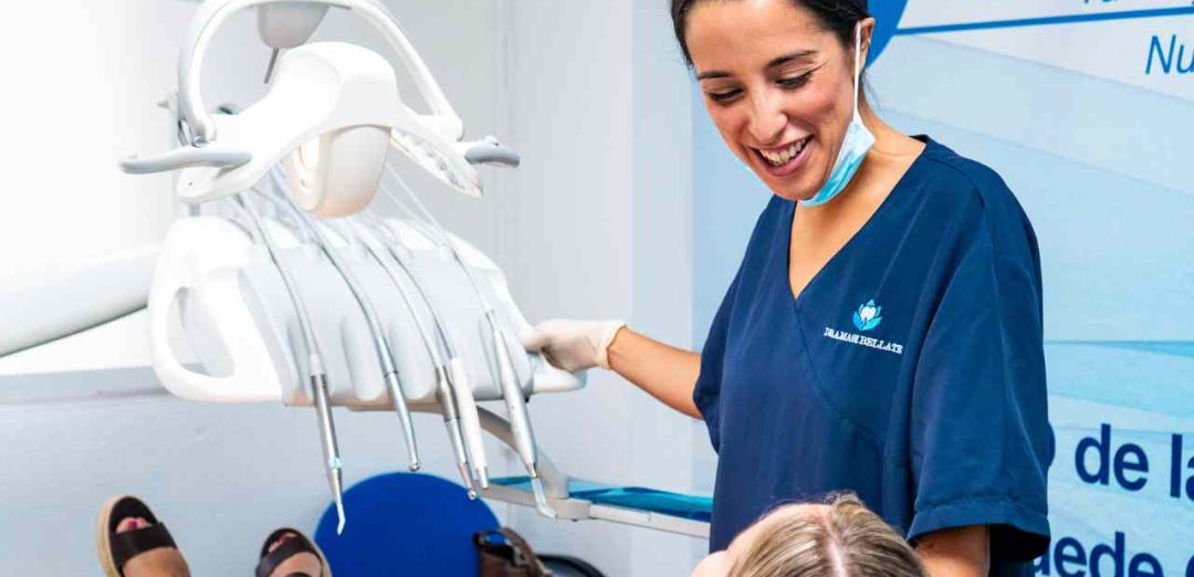 tratamiento-carillas-dentales-san-vicente-del-raspeig Paciente esperando a su dentista para implantarle las carillas dentales.