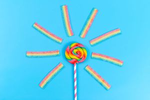 Diferentes tipos de golosinas en un fondo azul